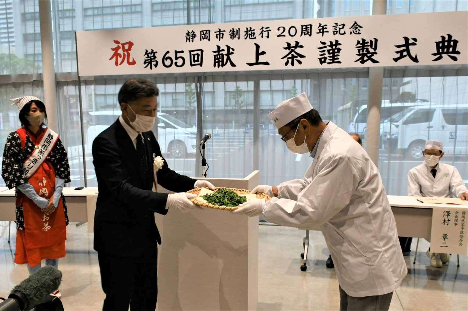 献上茶謹製事業 皇室献上茶丁寧に手揉み|JA静岡市